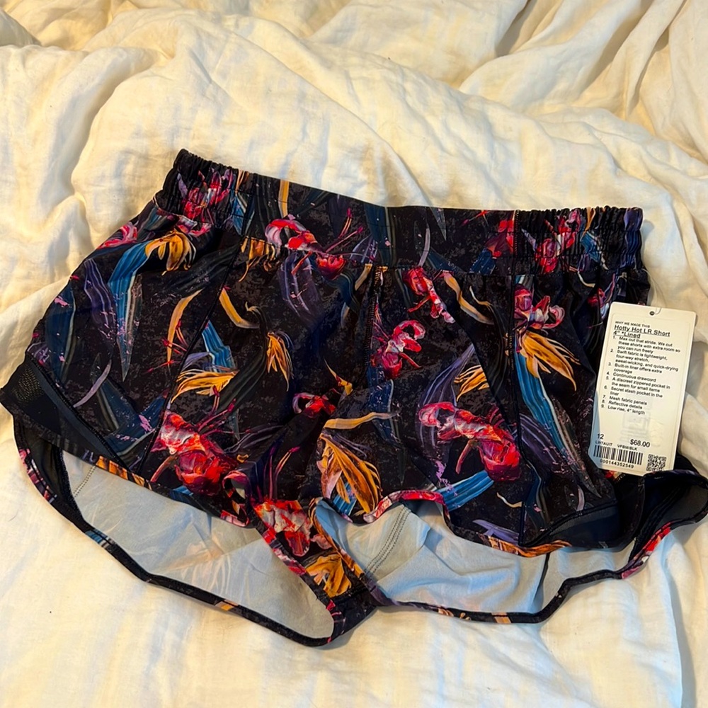 Lululemon Hotty Hot low rise short 4” lined brand new